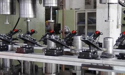 傳統(tǒng)沖壓線應(yīng)用沖壓機(jī)器人實(shí)現(xiàn)沖壓自動(dòng)化生產(chǎn)