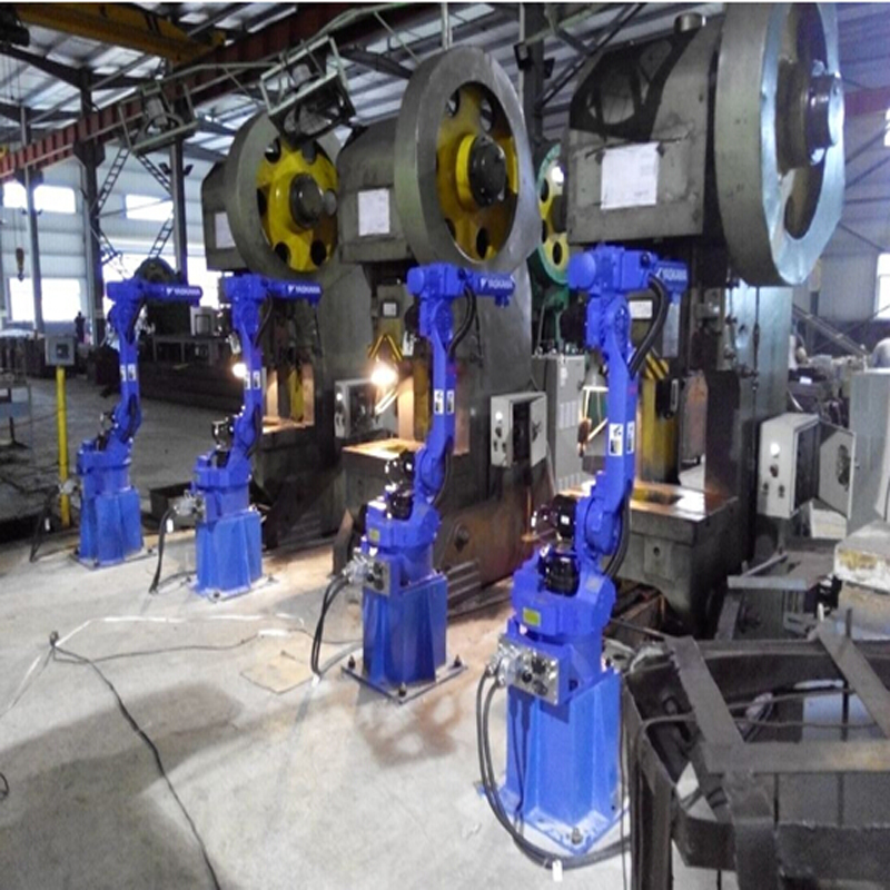 搬運(yùn)機(jī)器人 鍛壓自動(dòng)化生產(chǎn)線(一臺(tái)機(jī)器人配4臺(tái)壓機(jī))力生機(jī)器人_工程機(jī)械欄目