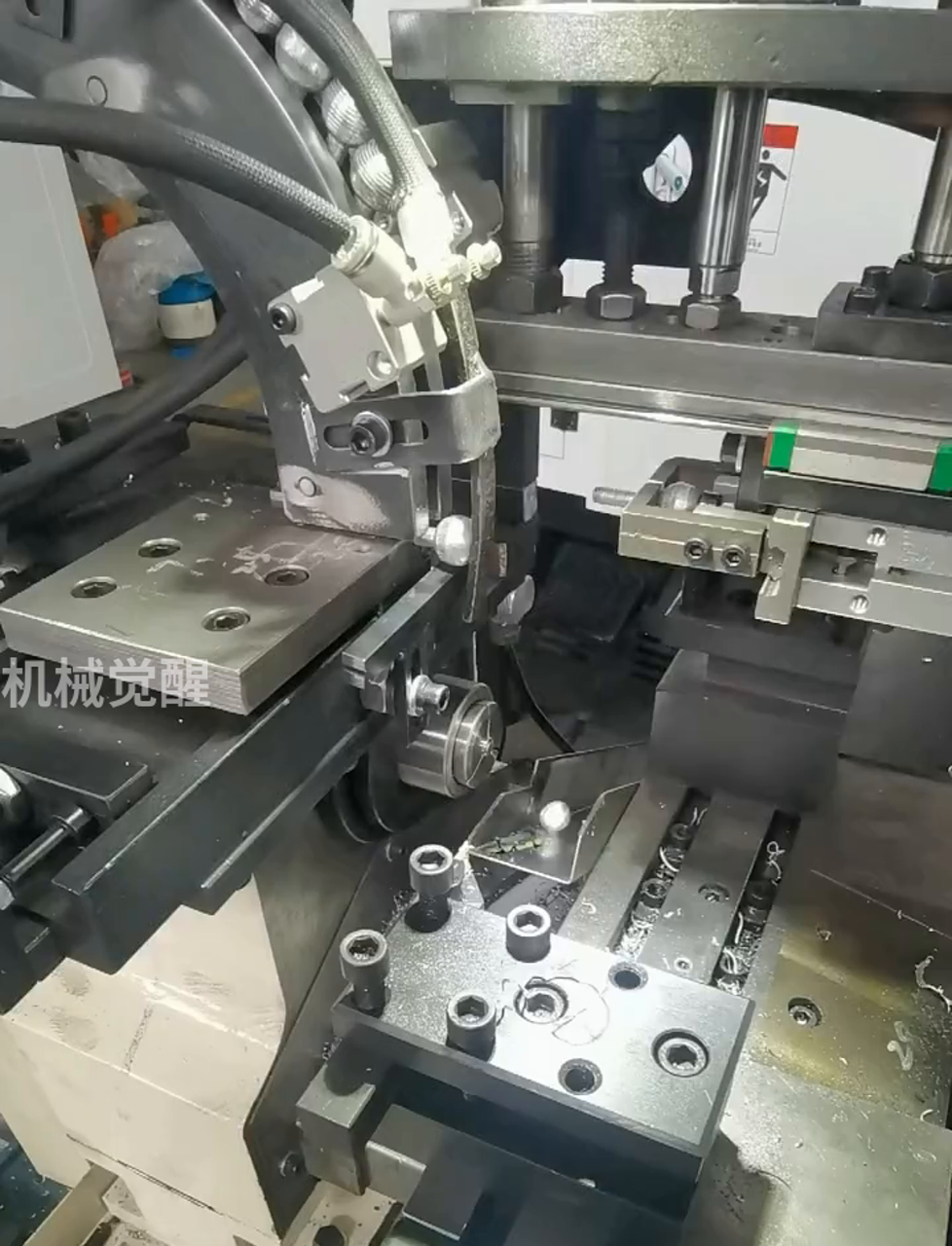 機械手臂來上下料,自動車床配上振動盤,車球頭加工更高效