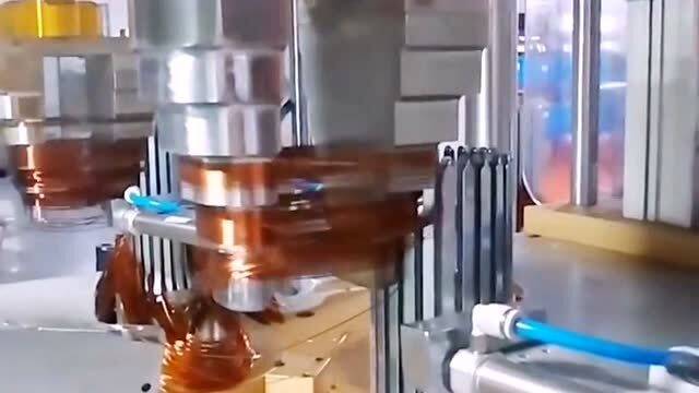 機(jī)器代替人工的時代已經(jīng)來臨,工廠里的機(jī)械加工銅線,比人工效率高很多倍